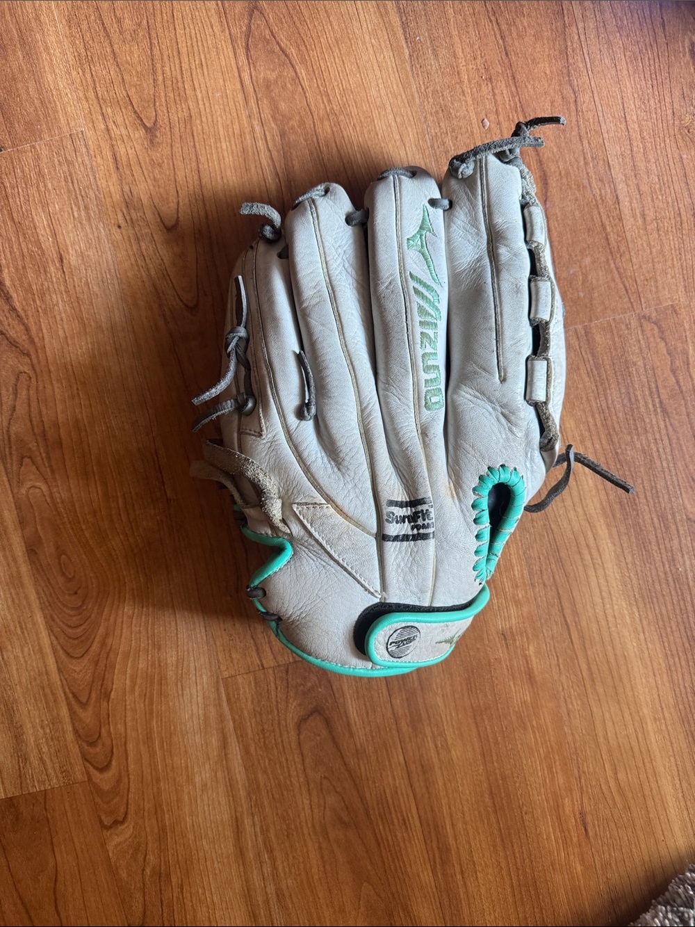 Mizuno Beige Leather Fastpitch Glove with Green Trim - Picture 4 of 4
